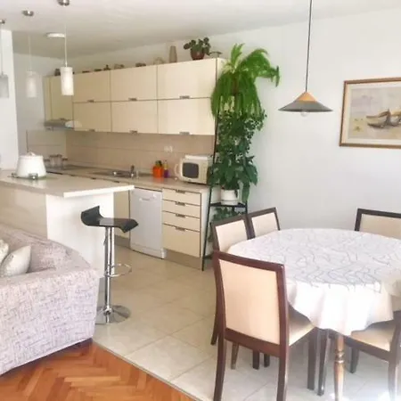 Apartment Roza *